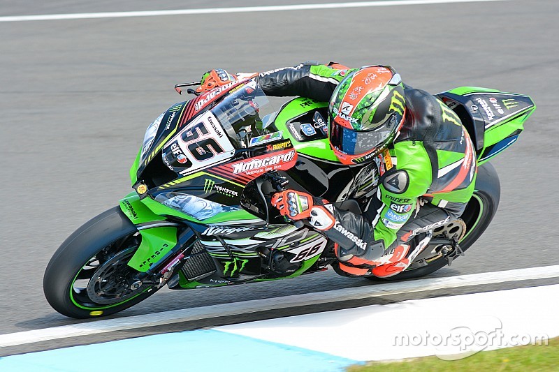Tom Sykes piega Giugliano nel finale in gara 1 a Donington