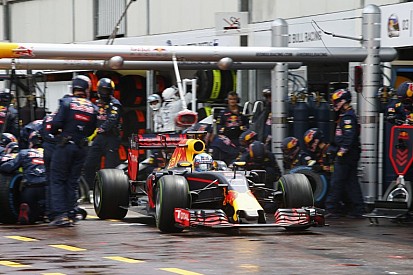 A boxutcában úgy tűnt, mintha a Red Bull egy kamu kerékcserét csinálna, mint a Mercedes