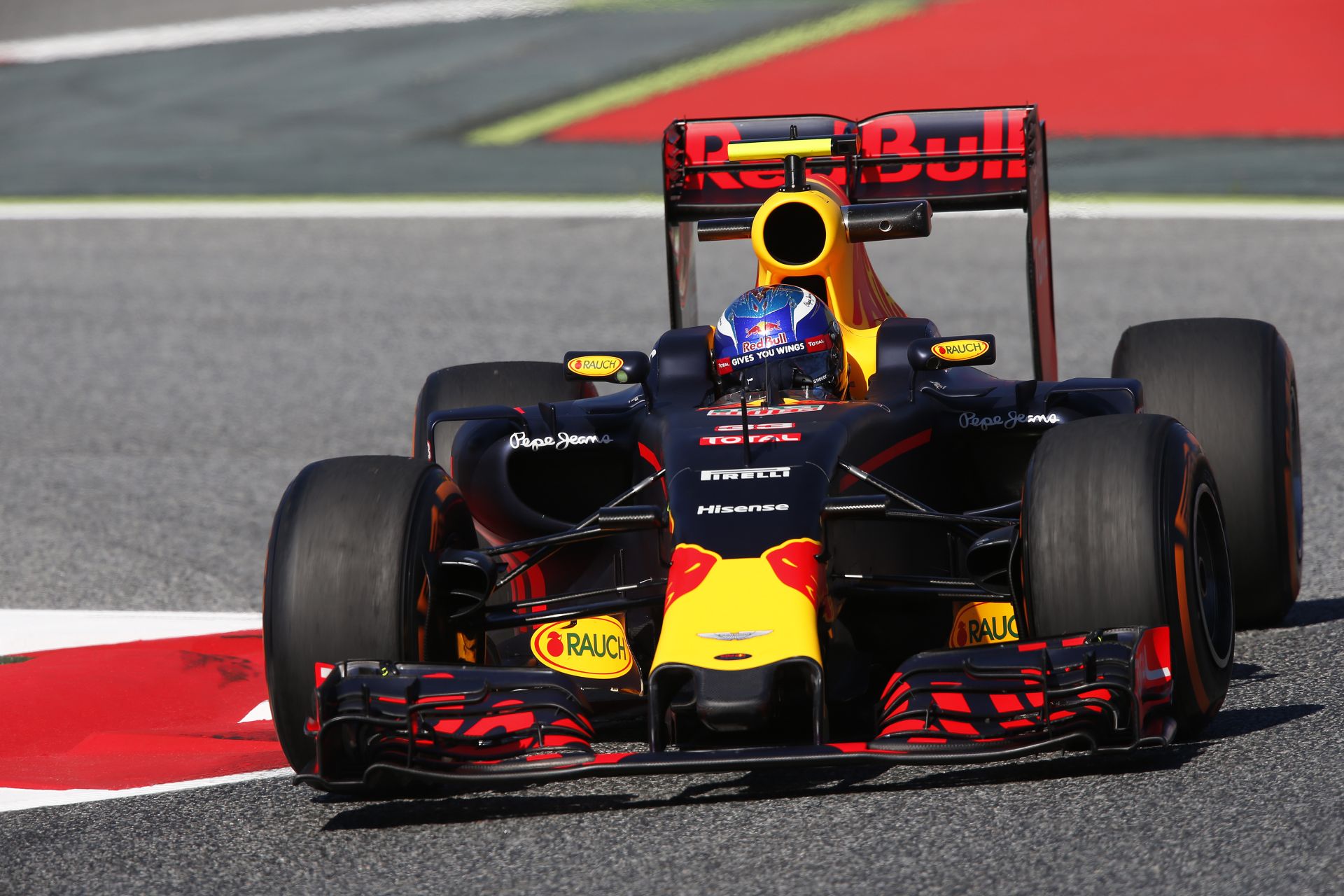 A Pirelli boldog: egy apró szerep nekik is jutott Verstappen történelmi győzelmében!