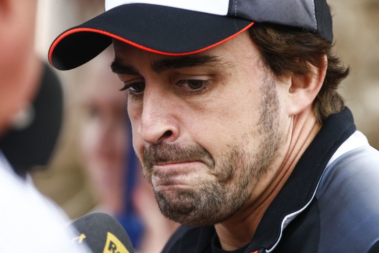 Alonso mindenáron versenyezni akar Bahreinben - még ma is az FIA orvosát győzködte, ugyanis Ausztráliában hibázhattak...