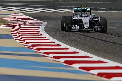 Rosberg nyerte a látványos Bahreini Nagydíjat Raikkönen és Hamilton előtt: Vettel KO, Haas varázslat