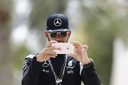 LOL: Hamilton visszahozza a divatba a Buffalo cipőt?
