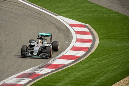 Hamilton kockáztat, mégsem a bokszutcából rajtol Kínában