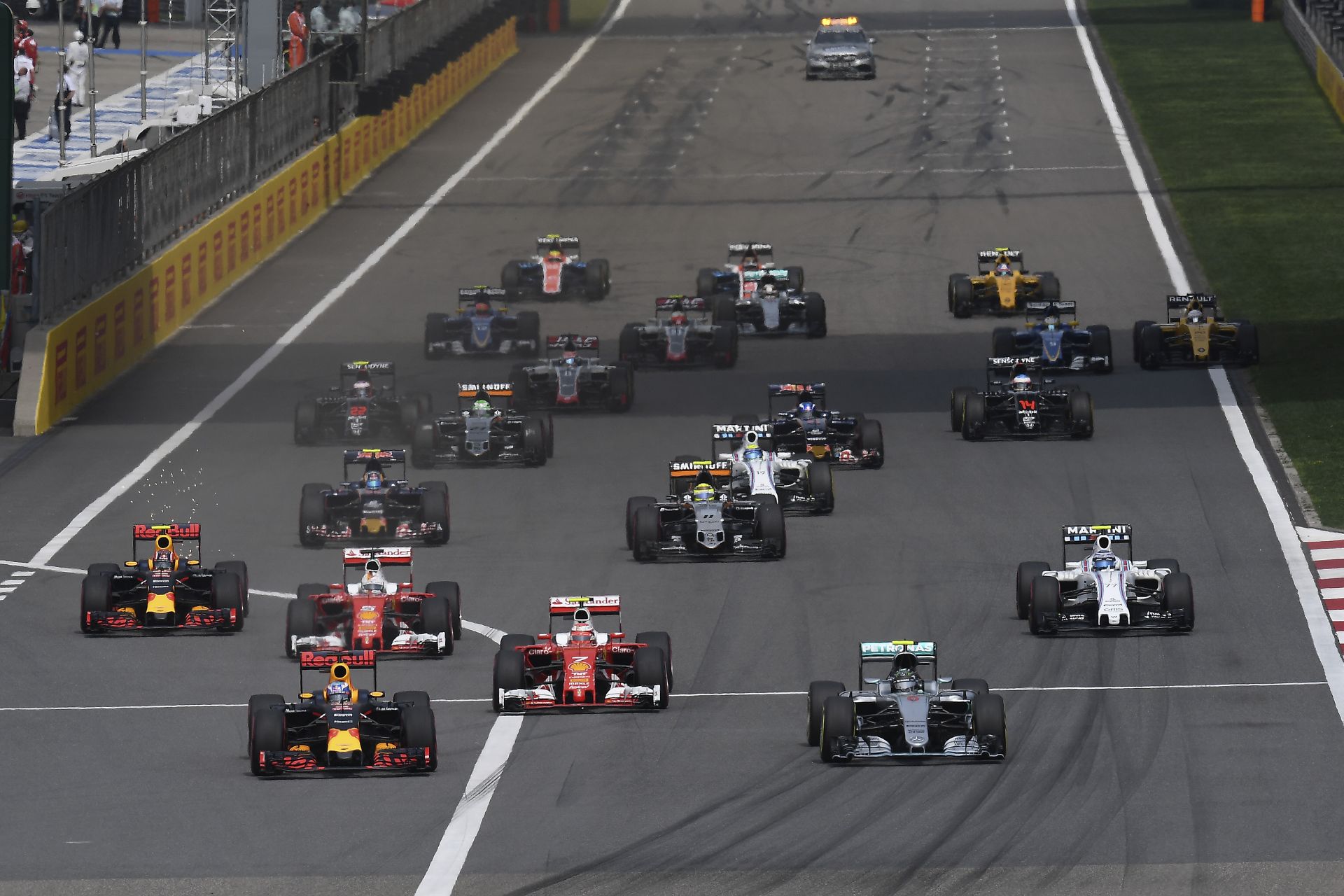 Egyszerre 6 onboard kameraállásból a Kínai Nagydíj startja: Kimi, Vettel, Hamilton…