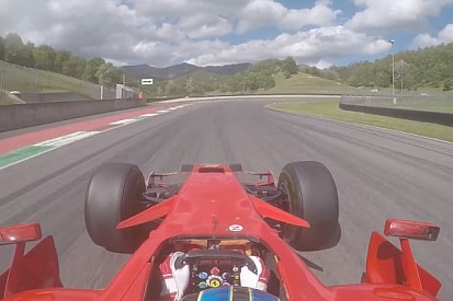Ez egészen hihetetlen F1-es élmény: 8 éves Ferrarival Mugellóban