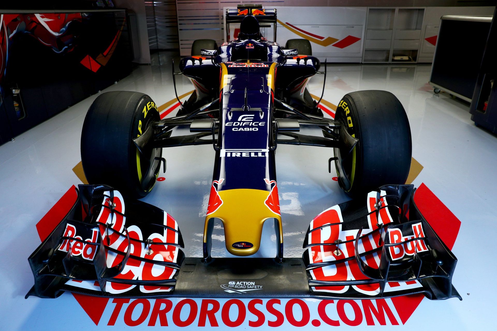 Őrült kakasülő és karcsú test: videón a Toro Rosso idei autója
