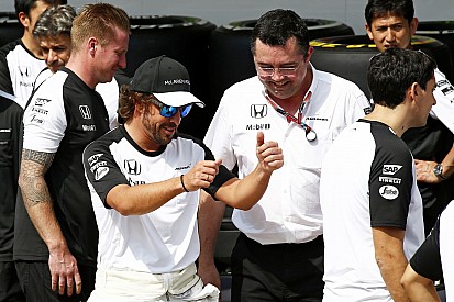 A McLaren szerint Alonsónak nem távoznia, hanem hosszabbítania kellene