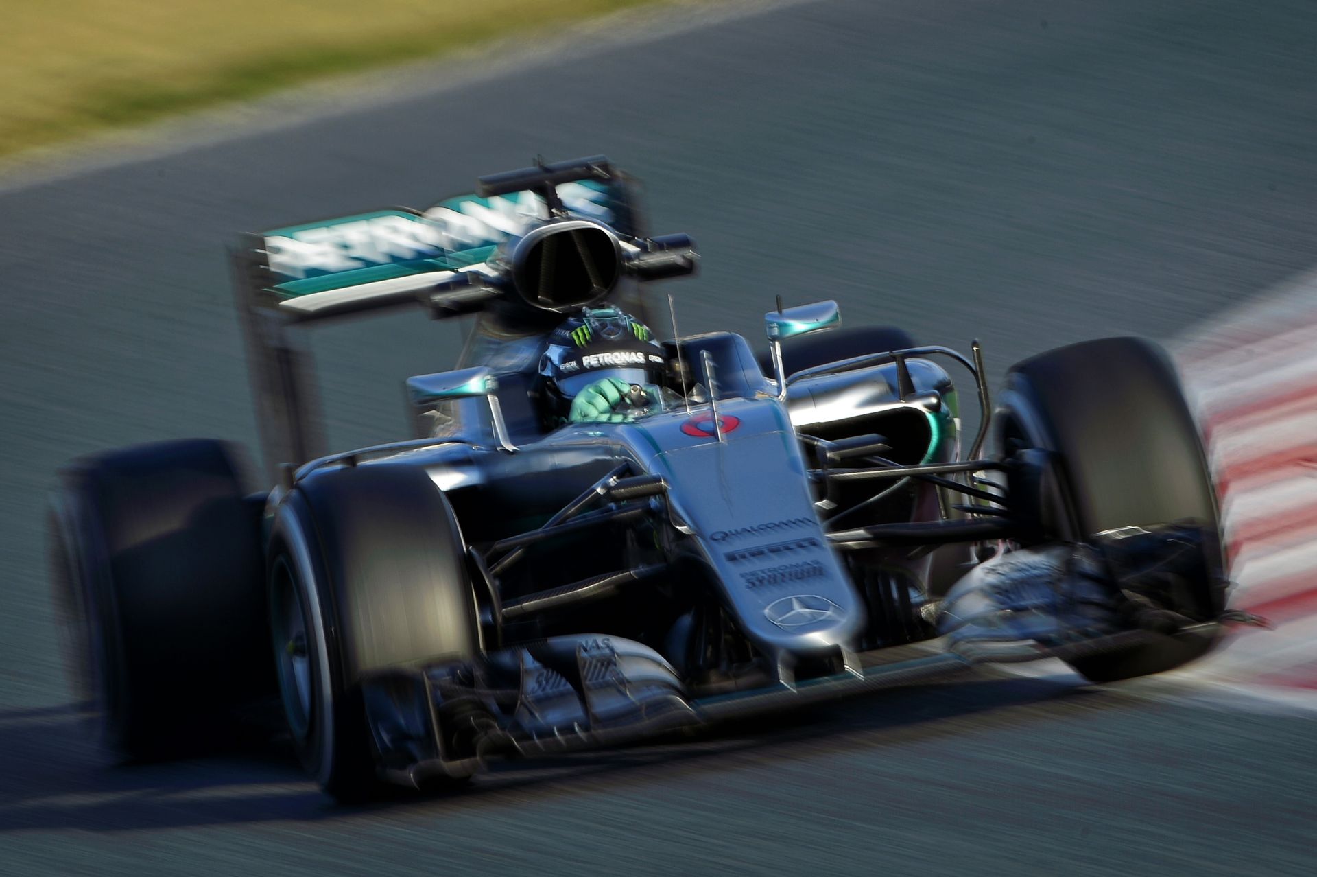 Rosberg örül a rádiós szigorításoknak - végre mindenről maga dönthet az autóban!