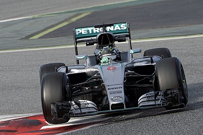 Videón, ahogy Rosberg bűvészmutatvánnyal kápráztatja el az ausztrál közönséget