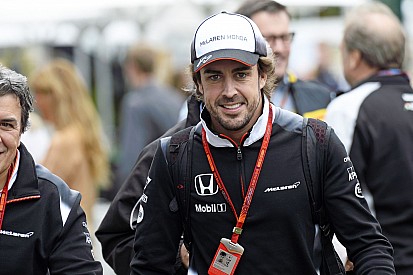 Alonso gyorsan ki akart szállni, mert az anyukája nézte a tévében