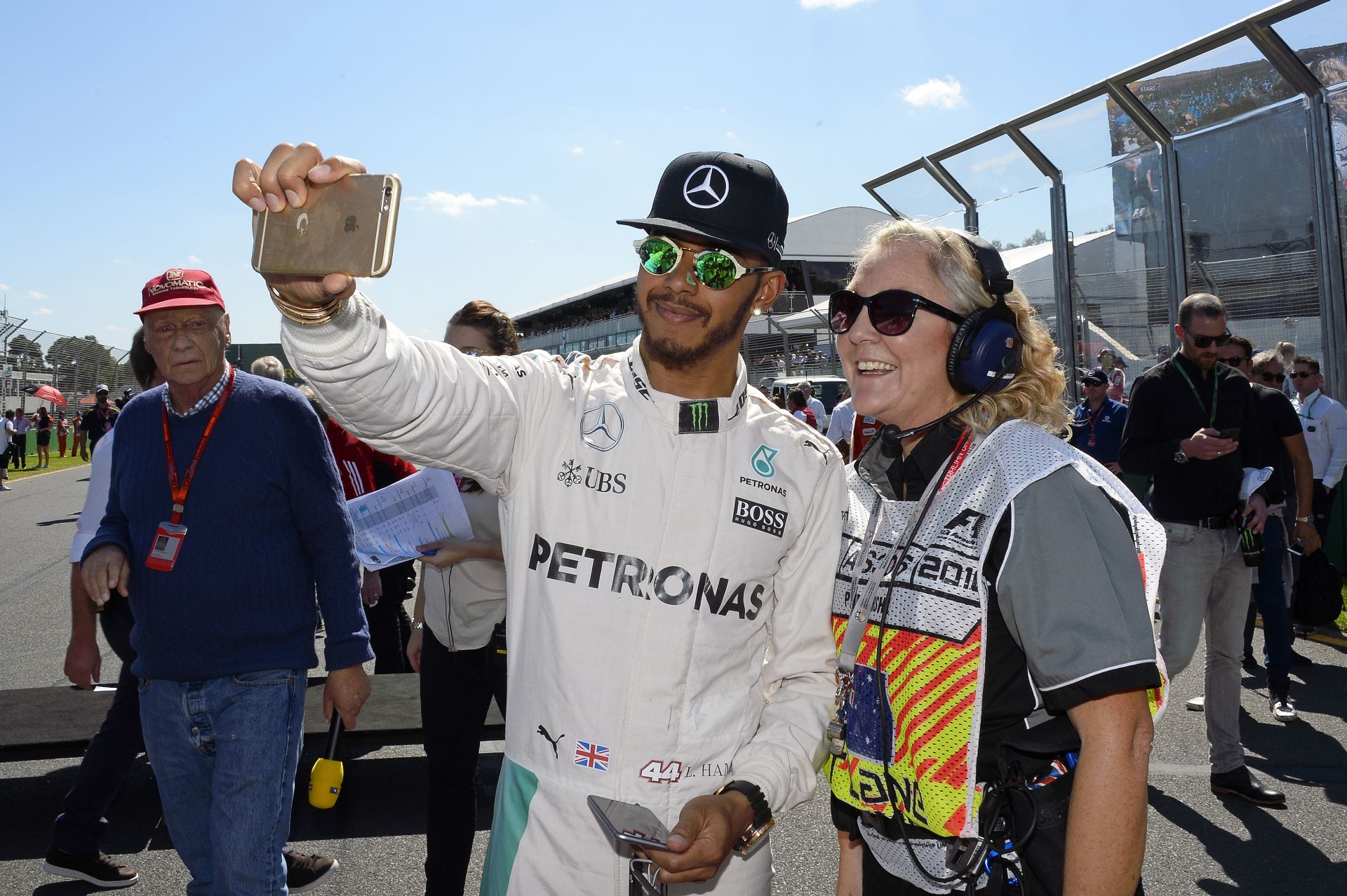 Hamilton testőröket kapott Hong Kongban: Teslával figyelik