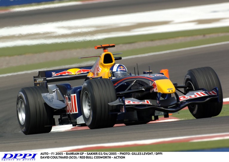2005-ben még ilyen volt a Red Bull: Coulthard Bahreinben