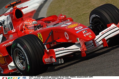 Schumacher látványos nekicsapódása a Ferrarival a Minardinak