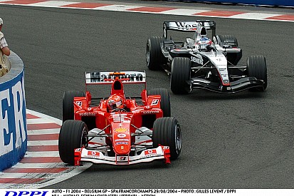 A pillanat, amikor Raikkönen nyer, miközben Schumacher hétszeres bajnok lesz