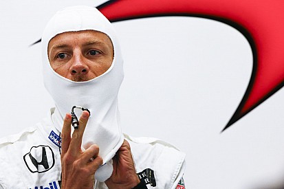 Button és Coulthard hihetetlen szoros befutója: kikockázva!