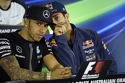 Hamilton: „Milyen érdekes, nem nyer a Red Bull, és rögtön menni akarnak…”