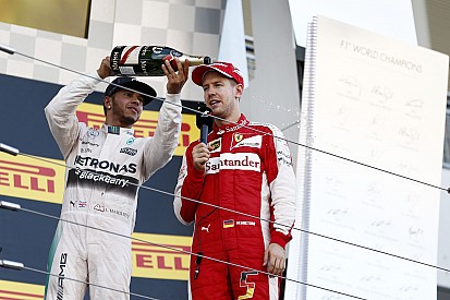 Vettel megint odatette magát: „Tudom Lewis, hogy csak a csajokra vársz”