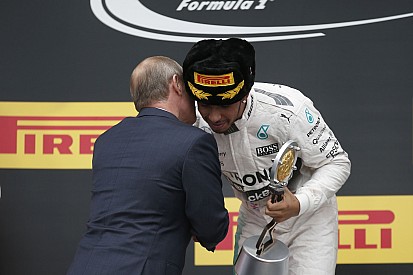 Hamilton nem Putyint célozta a pezsgővel: az kéne, hogy bármi is legyen belőle