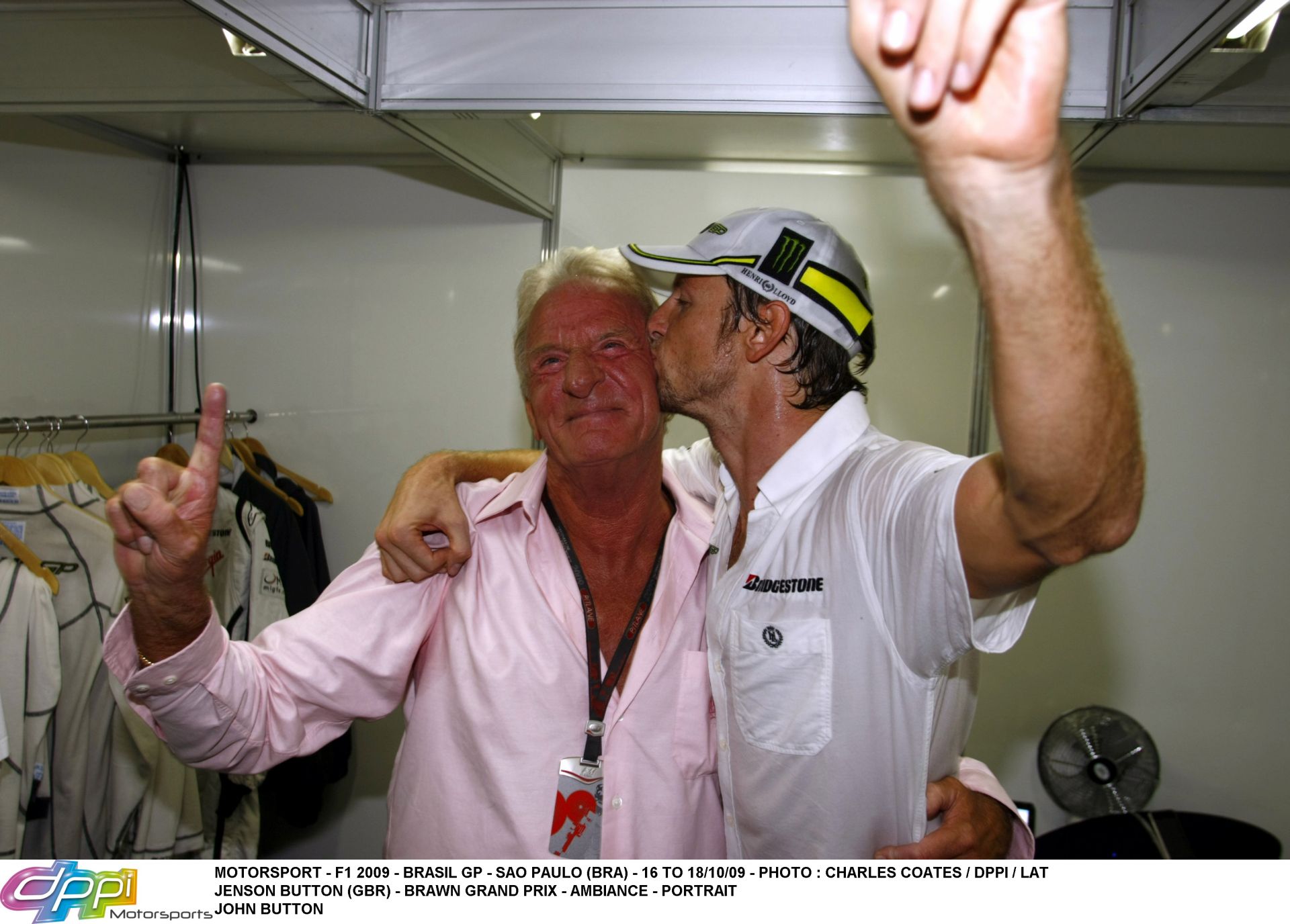 Button legendás éneklése Brazíliából: „We Are The Champions”