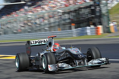 Schumacher küldi neki a Mercedesszel Suzukában