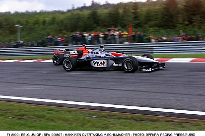 Minden idők legdurvább páros előzése a Forma-1-ben: Hakkinen és Schumacher Spa-Francorchamps-ban
