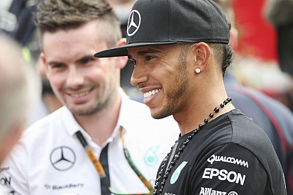 Hamilton megint nagyon kemény: Így lő gépfegyverrel az F1-es bajnok