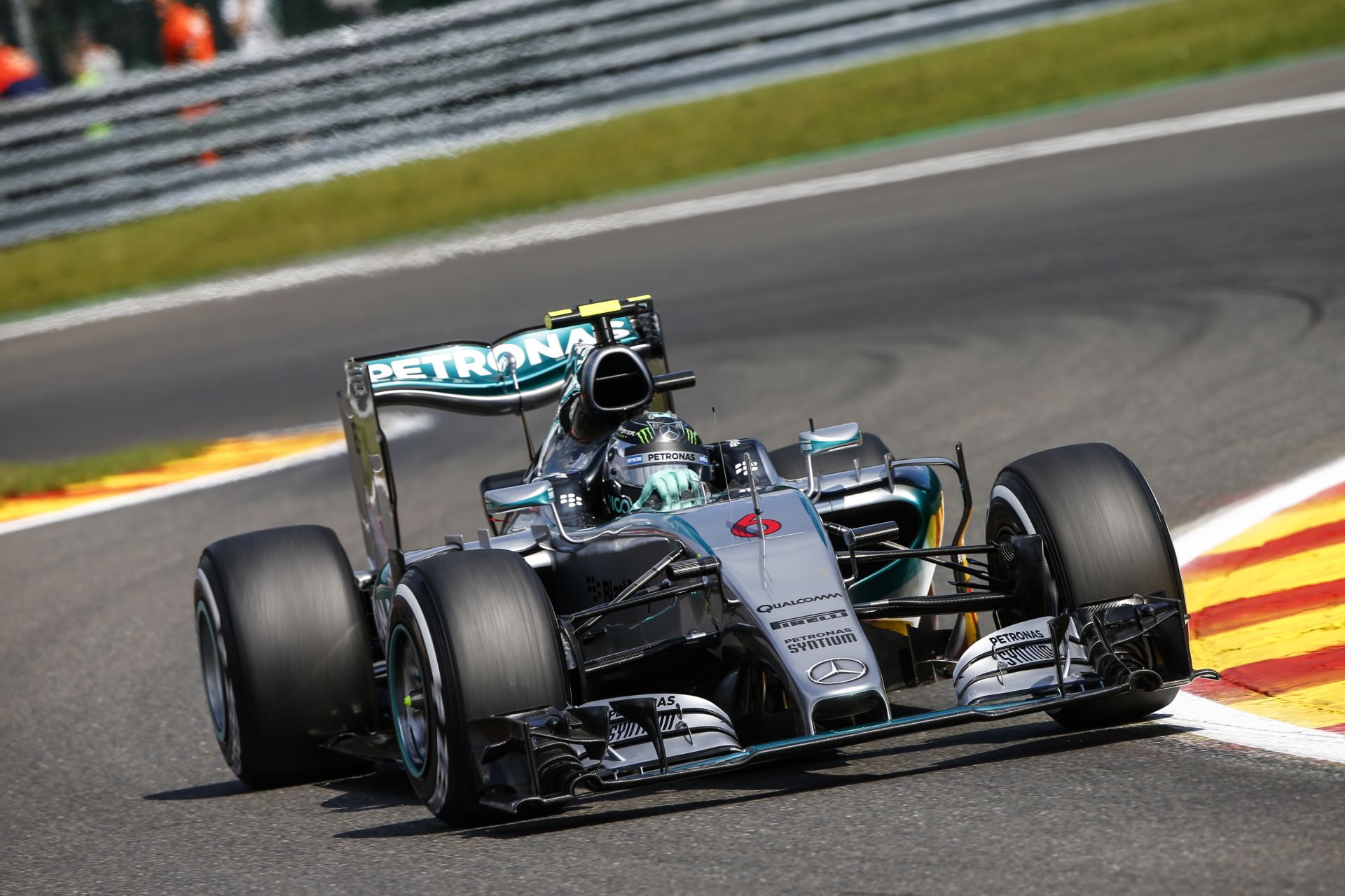 Videón, ahogy felrobban Rosberg jobb hátsó kereke a Mercedesen Spa-ban