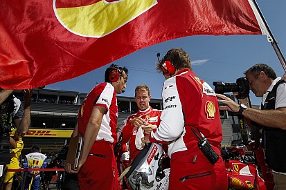 Valami nem stimmel: Vettel csak a „sárga kopászónában” volt, nem a pirosban