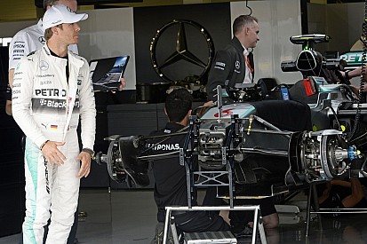Büntetést kaphat Rosberg és a Mercedes: Indokolatlanul takargatták az autót?