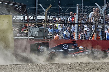 Képeken Alonso és Grosjean terepezése Silverstone-ból: Nem erre tervezték az F1-es autókat!