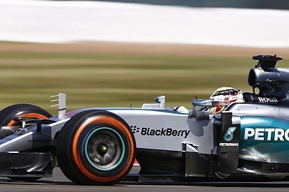 Hamilton megalázó fölénnyel végzett az élen Silverstone-ban a harmadik edzésen Rosberg és Raikkönen előtt! Vettel lett a negyedi