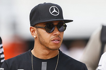 Hamilton nyerte az esős és rendkívül izgalmas Brit Nagydíjat Rosberg és Vettel előtt! Alonso pontot szerzett, Raikkönen rossz dö