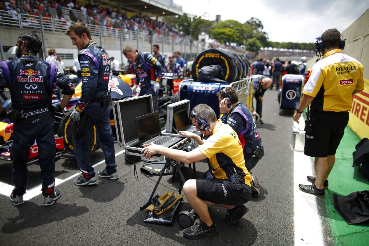 Furcsa napja volt tegnap a Renault-nak, de Vettel remekelt: RS35 a 2015-ös motor neve