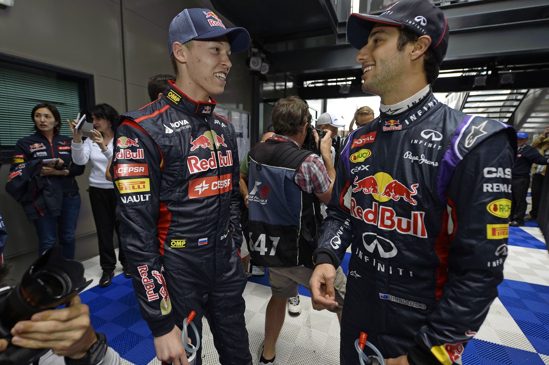 Kvyat: Ricciardo állandóan Vettel előtt van, szóval biztosan rendkívül erős