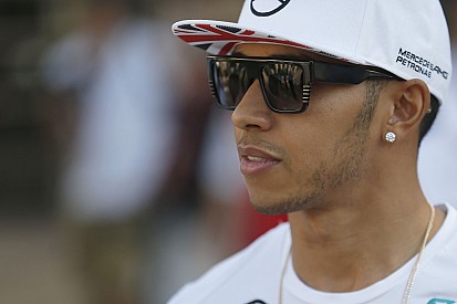 Megalázó fölénnyel nyerte az első szabadedzést a Mercedes Abu Dhabiban: Hamilton-Rosberg-Alonso