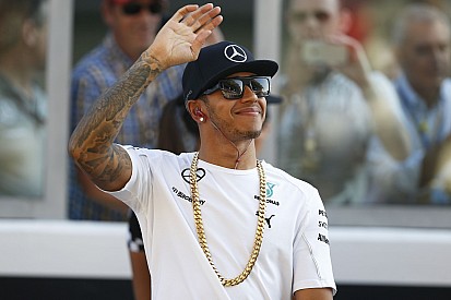 BRÉKING: HAMILTON 2014 FORMA-1 VILÁGBAJNOKA! ROSBERG ELBUKOTT A MÁSIK MERCEDESSZEL!