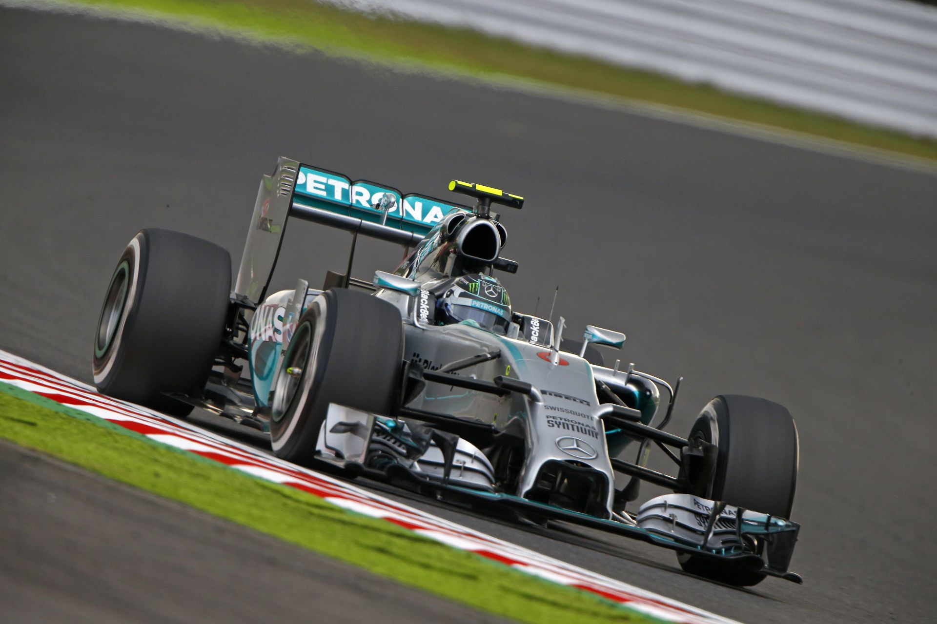 Rosberg nyerte a harmadik edzést Japánban! Hamilton összetörte a Mercedest és veszélybe került az időmérője! A Ferrarihoz távozó