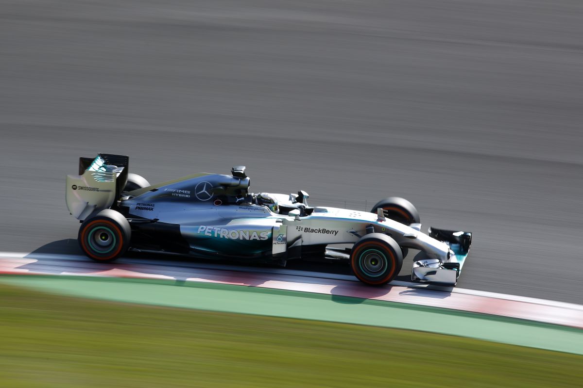 Hamilton a falban, oda a gép bal eleje: