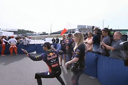 Ricciardo like a BOSS: így kell belépni egy sajtóeseményre! Nem fog első számúként sétálgatni