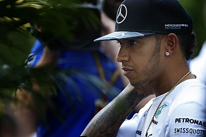 Hamilton nyitott az élen Amerikában Rosberg és Button előtt! Megadta magát Ricciardo Red Bullja