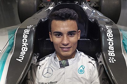 Hivatalos: 19 éves csapattársat kapott Hamilton és Rosberg
