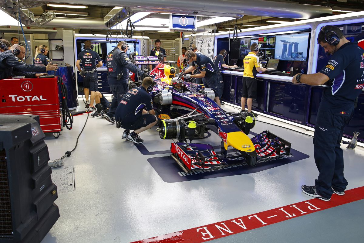A Renault köszöni a srácoknak: 3 óra alatt cserélték ki Vettel autójában a motort