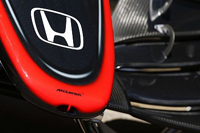 Carporn Montmelóban: centikre a McLaren MP4-30-tól