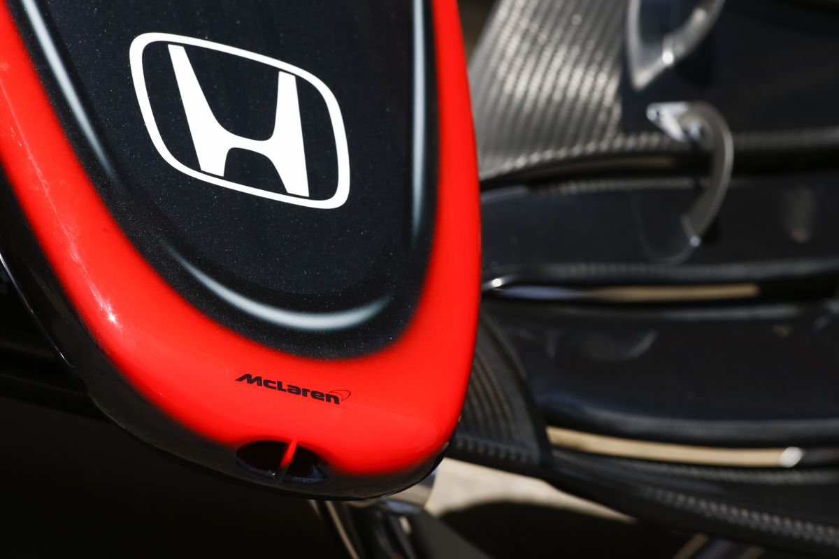 Carporn Montmelóban: centikre a McLaren MP4-30-tól