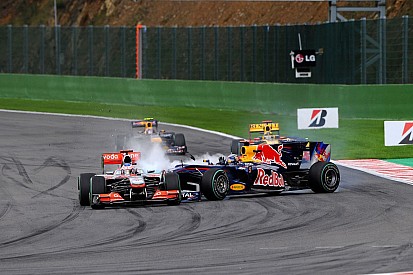 Vettel egyik legamatőrebb mozdulata: Telibe vágta Buttont Spa-ban