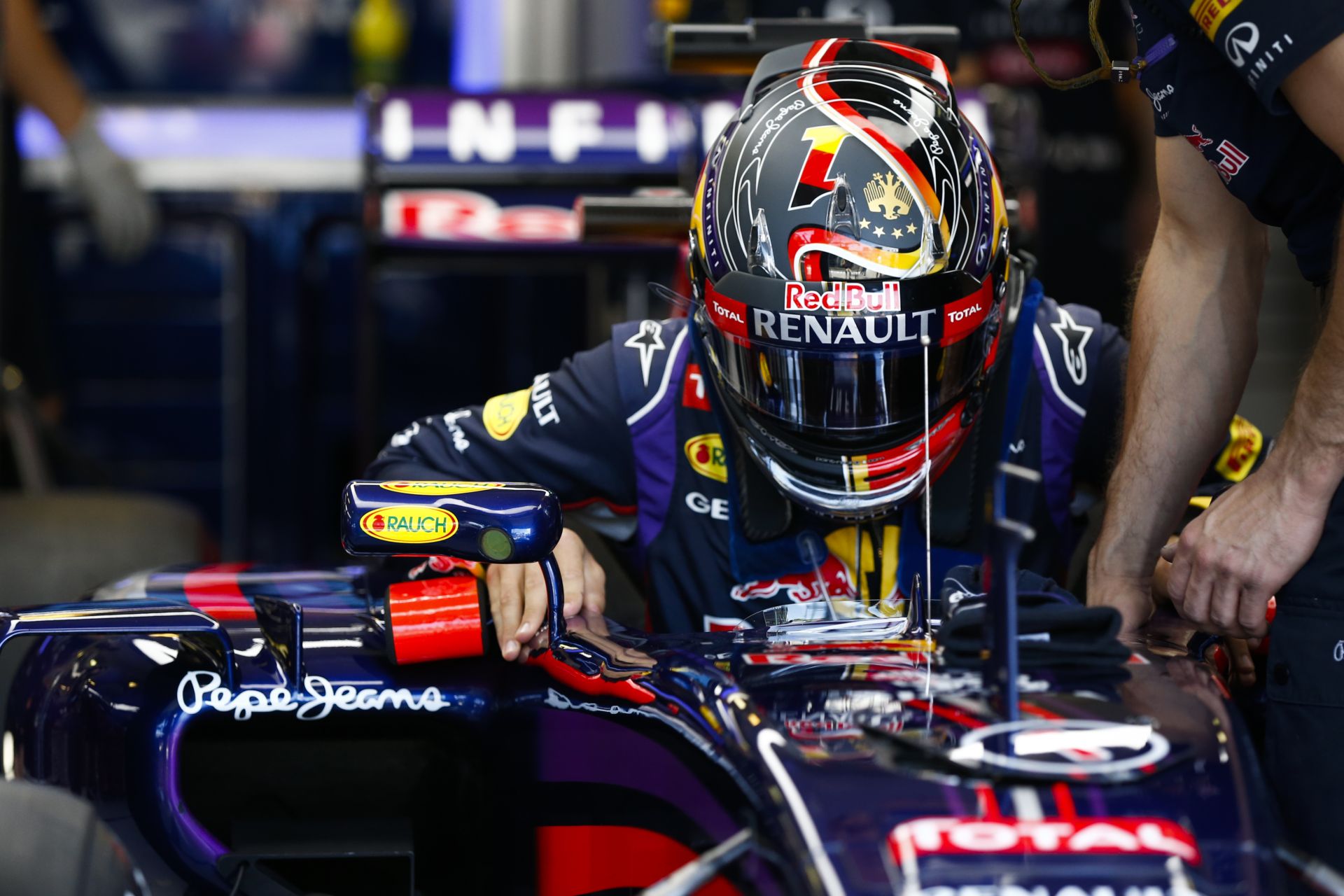 A Red Bull szerint Vettel elsősorban a szerencsétlenségének köszönheti azt, hogy Ricciardo mögött van