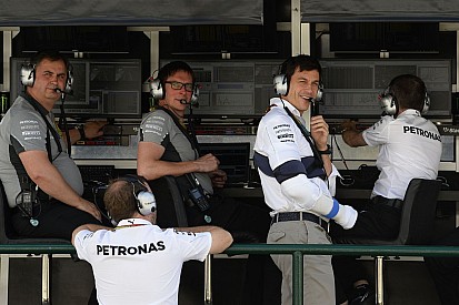 Verstappen az utóbbi évek egyik legnagyobb tehetsége, Wolff mégis a Red Bullt ajánlotta neki
