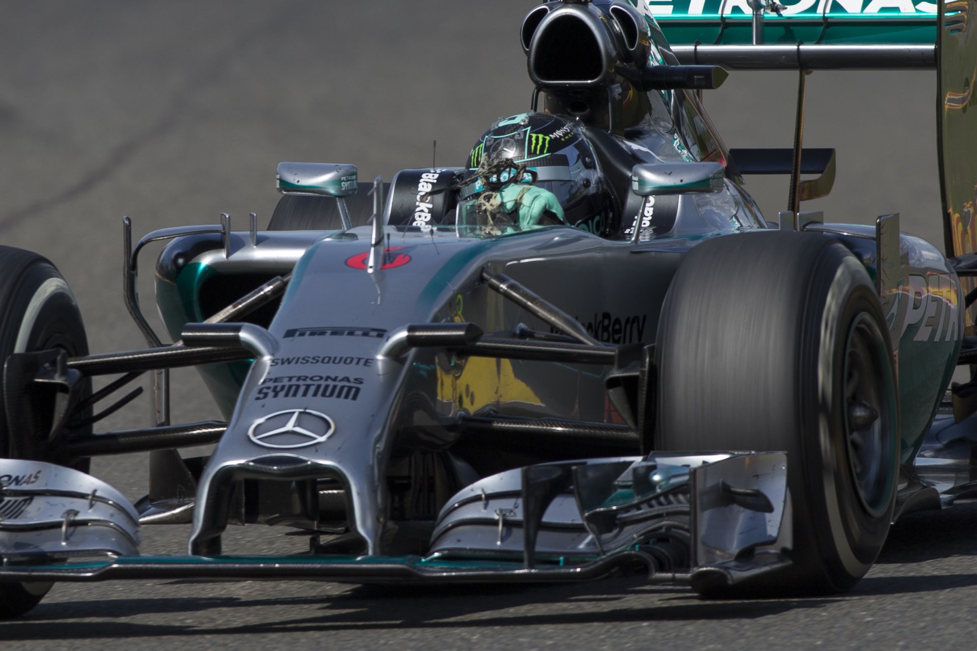 Videón Rosberg nem mindennapi problémája a Mercedes volánja mögött