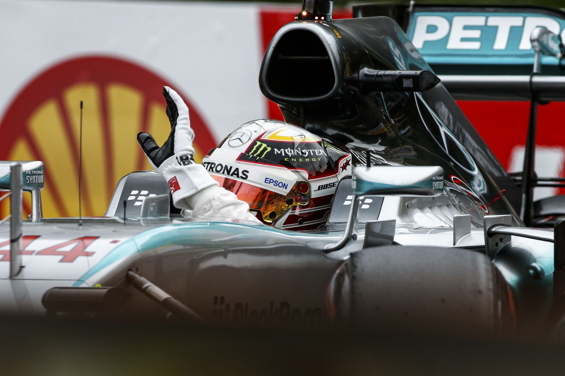 Hamilton világbajnokként viselkedik, és megbocsájt a Mercedesnek!