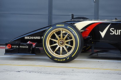 Ilyenek mozgás közben a Pirelli 18 colos F1-es kerekei: Pályán a Lotus
